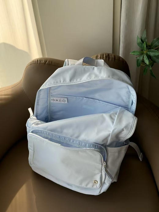 原单正品 lulu everywhere backpack 双肩背包，六个色
尺寸:29cm x 15cm X 43cm
容量：22L
原价680 商品图8