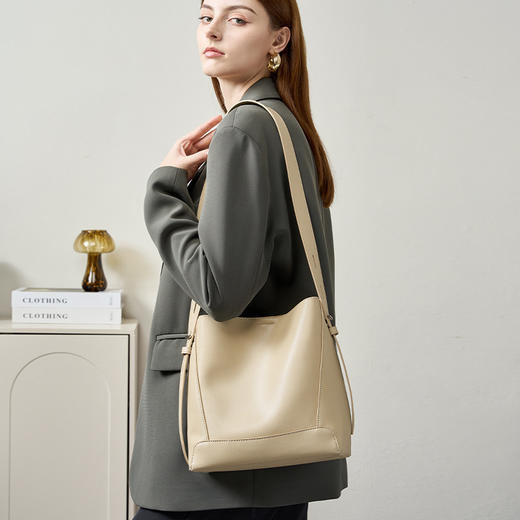 【预售3天】2025新款大容量斜挎包百搭单肩高级感通勤水桶包FC2389 商品图0