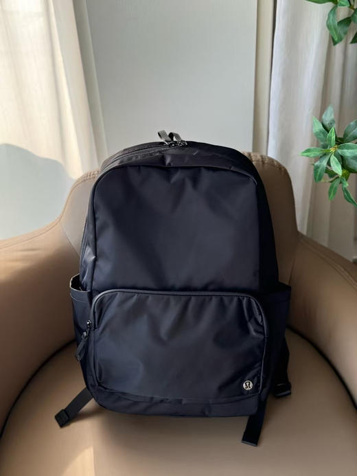 原单正品 lulu everywhere backpack 双肩背包，六个色
尺寸:29cm x 15cm X 43cm
容量：22L
原价680 商品图4