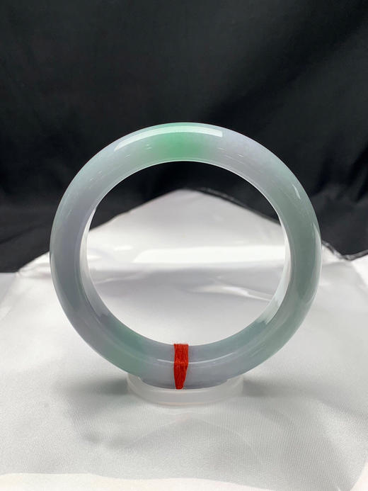 612868，57圈口，细糯化春彩正圈平安镯，细糯微化有水头，春带彩，底子细腻 商品图0