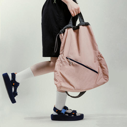 【品牌直发-福利特惠】ACMEITEM爱棵米-户外挎包大容量拼色束口抽绳旅行双用斜挎手挎包GAG3510400A 商品图1