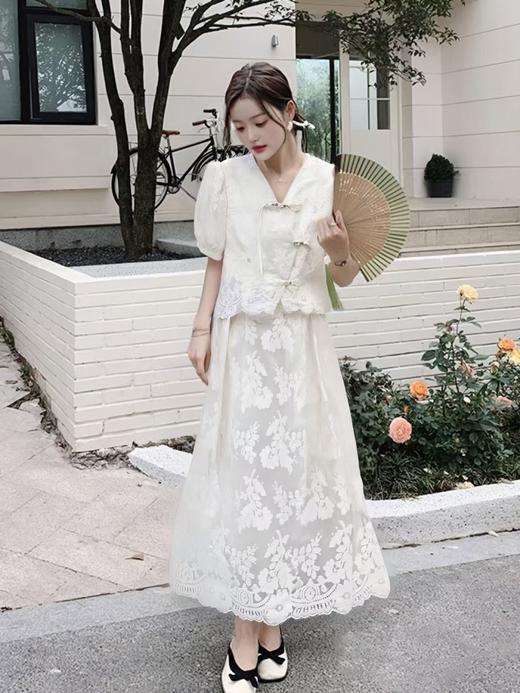 【限八一促】福利推荐~整套绣花｛ 连衣裙系列 ｝2053新中式V 领盘扣上衣➕半裙套装-喜出 商品图0
