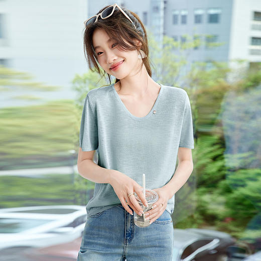 CC-SD7064    V领冰丝短袖t恤女夏季2025新款洋气内搭打底衫减龄薄款针织衫 商品图1