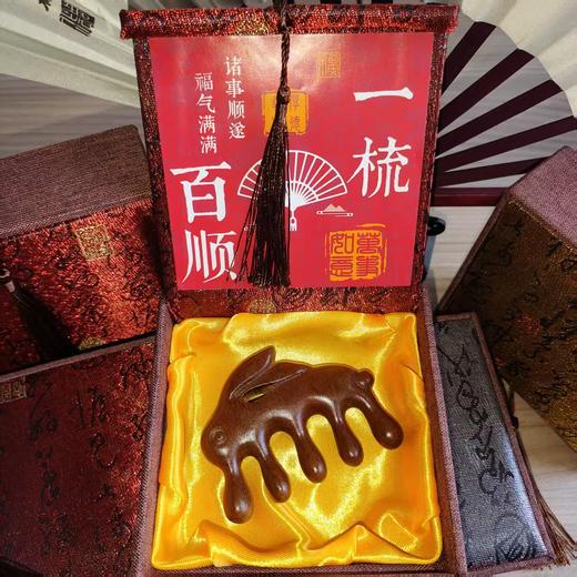 【金丝檀木梳！国潮风高雅之选！】天然檀木按摩梳🎁母亲节送长辈的贴心伴手礼，3分钟头皮SPA，舒缓疲劳，每一梳都满载温情❤️国潮风檀木按摩梳礼盒套装 母亲节送长辈礼物 经络梳子排骨梳伴手礼 商品图10