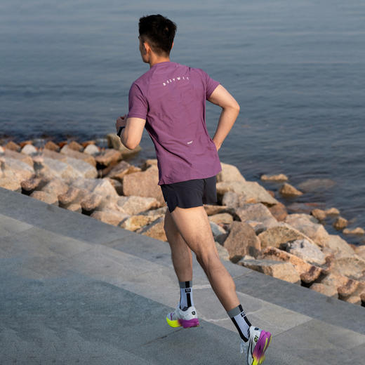 身体智慧 BODYWIT 男款 专注 马拉松短袖T恤 商品图1