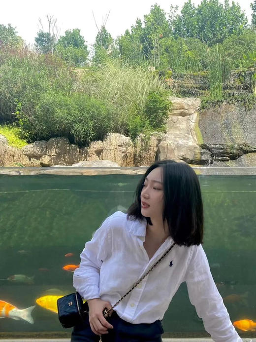 宽松版亚麻衬衫 清爽利落高级中性风 极简H型版型 小落肩袖设计 超细全亚麻面料 后片工字褶裥方便活动 弧形下摆前短后长好搭配 商品图7