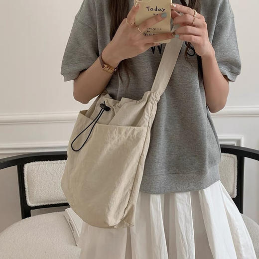 UYOKU 防水 大容量尼龙抽绳褶皱日式单肩包 旅游出行 休闲斜挎水桶包 4色可选 商品图2