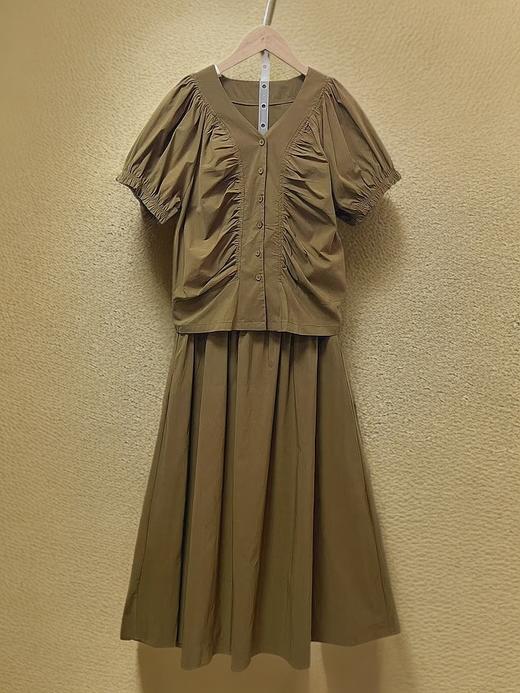  七夕福利-NO退~｛ 套装 ｝复古气质V领上衣+半裙收褶气质显瘦卡其套装-喜出 商品图3