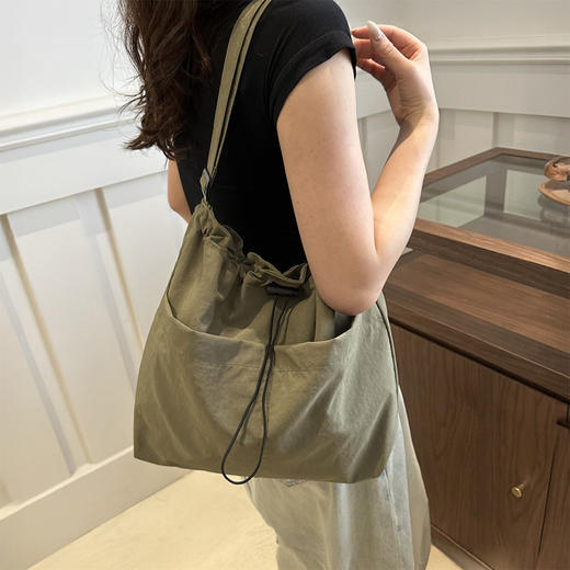 UYOKU 防水 大容量尼龙抽绳褶皱日式单肩包 旅游出行 休闲斜挎水桶包 4色可选 商品图3