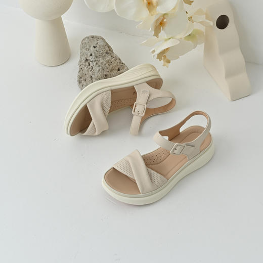 经典鲨2025夏季新品羊皮革百搭通勤透气舒适休闲露趾凉鞋女KG25-529051 商品图1