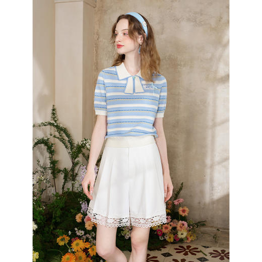 两三事蝶翼织梦2025夏新款小清新蕾丝拼接蝴蝶结翻领条纹针织衫女 商品图2