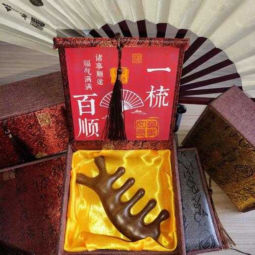 【金丝檀木梳！国潮风高雅之选！】天然檀木按摩梳🎁母亲节送长辈的贴心伴手礼，3分钟头皮SPA，舒缓疲劳，每一梳都满载温情❤️国潮风檀木按摩梳礼盒套装 母亲节送长辈礼物 经络梳子排骨梳伴手礼 商品图6