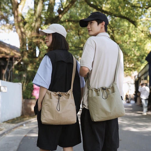 UYOKU 防水 大容量尼龙抽绳褶皱日式单肩包 旅游出行 休闲斜挎水桶包 4色可选 商品图1