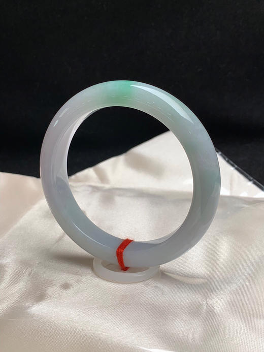 612869，59圈口，细糯化春彩正圈平安镯，淡紫底飘绿，底子细腻 商品图2