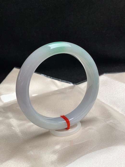 612869，59圈口，细糯化春彩正圈平安镯，淡紫底飘绿，底子细腻 商品图1