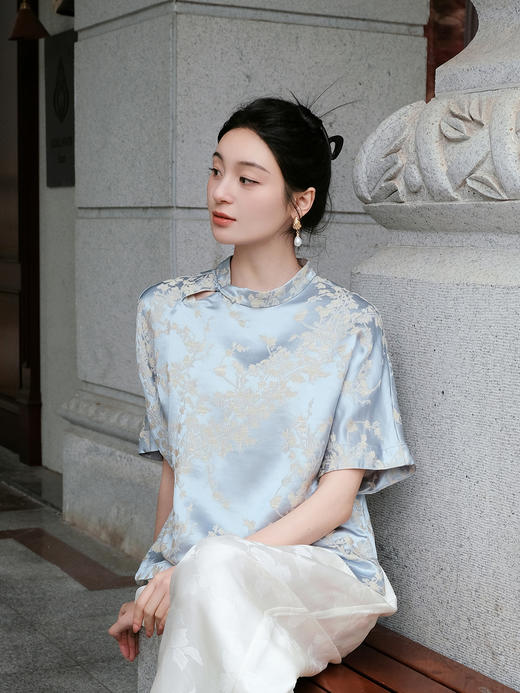 盛唐婧 |真丝冠乐绉梅花纹斜开领上衣 商品图0