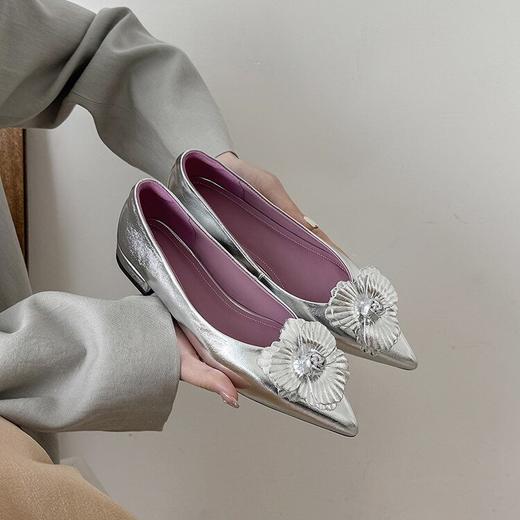 【预售5天】魅紫！淑女甜美新品丝绸羊皮真皮花朵浅口单鞋FDME&FD9117-1 商品图0