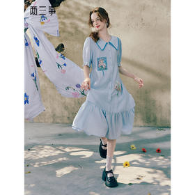 两三事 铃兰晨露 2025夏季新款小清新印花贴布绣大翻领绑带连衣裙