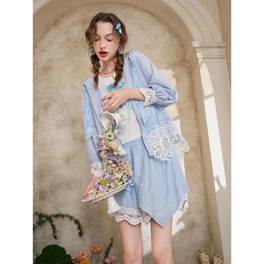 两三事仙灵花冠2025夏季新款小清新蕾丝拼接连帽上衣短裤两件套女 商品图3
