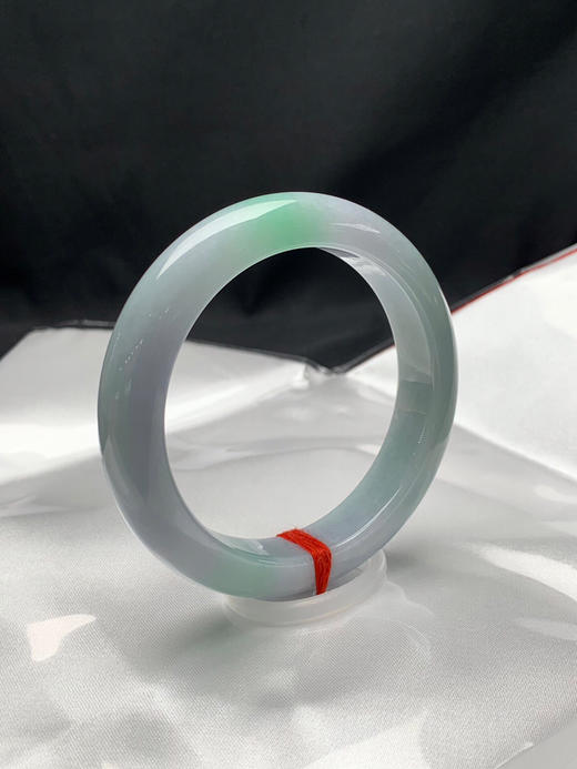 612868，57圈口，细糯化春彩正圈平安镯，细糯微化有水头，春带彩，底子细腻 商品图1