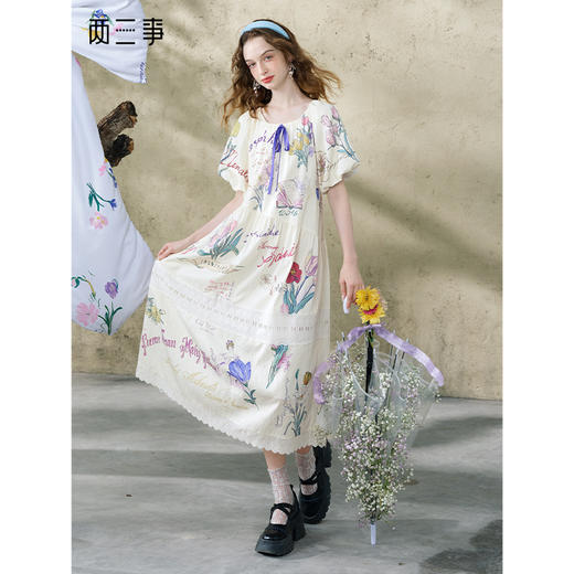 两三事 雾纱香羽 2025夏季新款小清新花苞袖蕾丝拼接印花连衣裙 商品图0