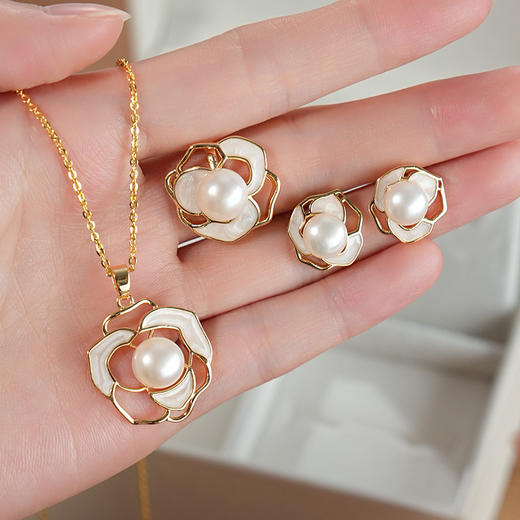 戴拉《花容珠貌》小香风山茶花天然淡水珍珠吊坠项链、戒指、耳钉3件套礼盒，配备礼盒+国检证书，送人自留都不错 商品图3