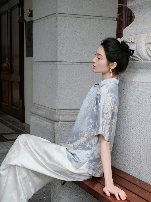 盛唐婧 |真丝冠乐绉梅花纹斜开领上衣 商品图3