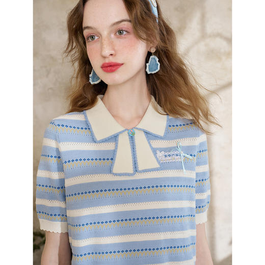 两三事蝶翼织梦2025夏新款小清新蕾丝拼接蝴蝶结翻领条纹针织衫女 商品图3