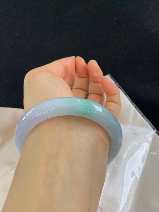 612869，59圈口，细糯化春彩正圈平安镯，淡紫底飘绿，底子细腻 商品图5