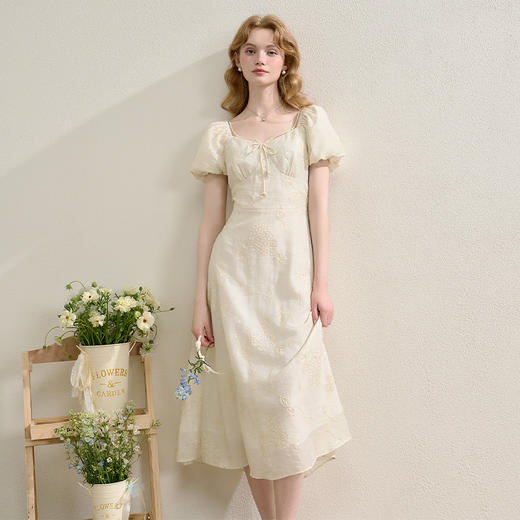 【肌理感绣花】法式浪漫方领连衣裙女夏季泡泡袖收腰长裙V1050589 商品图1