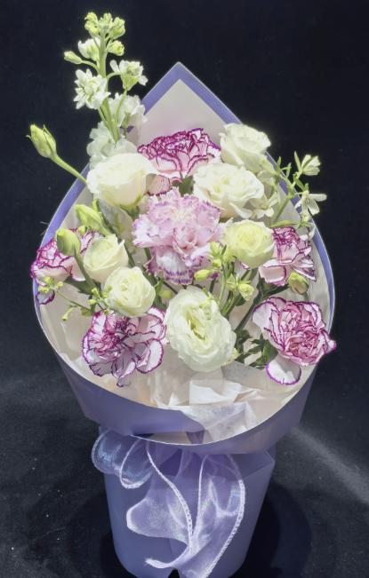 【母亲节】新鲜鲜花花束紫韵凝香·温婉之约（6朵康乃馨+1朵紫罗兰+配花）可备注送货时间 商品图1