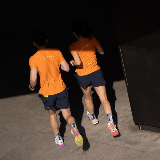 身体智慧 BODYWIT 女款 专注 马拉松短袖T恤 商品图3