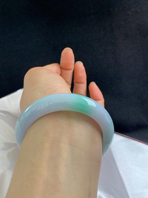 612868，57圈口，细糯化春彩正圈平安镯，细糯微化有水头，春带彩，底子细腻 商品图5