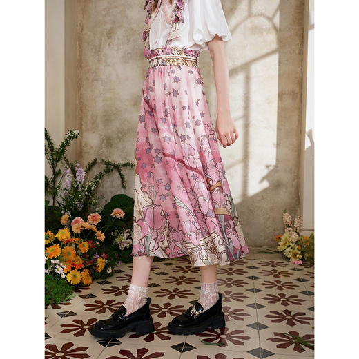 两三事 芙罗拉语 2025夏季新款甜美印花蝴蝶结背带半身裙长裙 商品图3