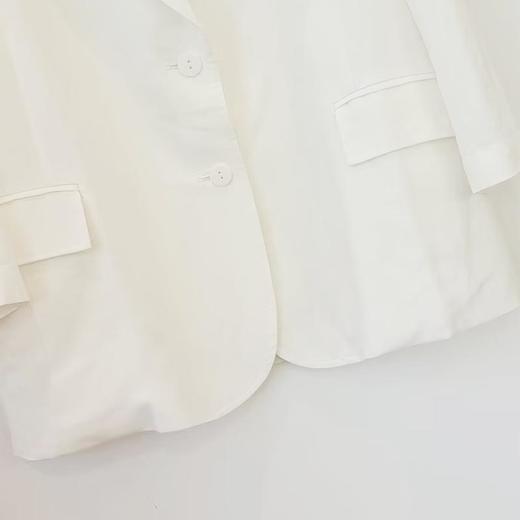 VIVIAN LIU D2443107 25春女装翻领两粒扣翻盖口袋七分袖宽松西装 商品图3