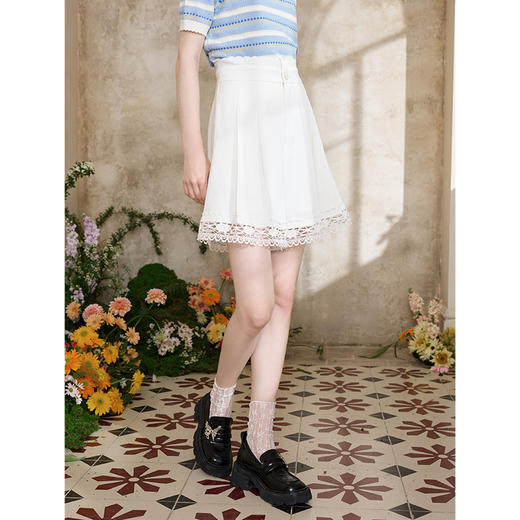 两三事 月漪溯影 2025夏季新款甜美蕾丝拼接刺绣高腰短裤女宽松 商品图3