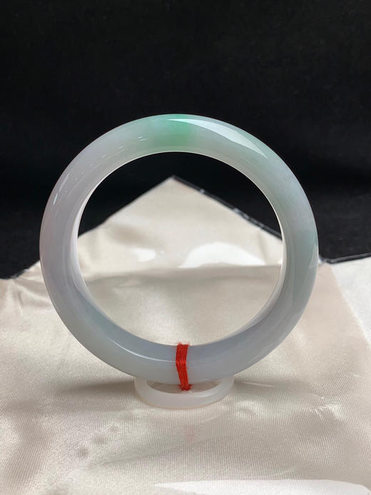 612869，59圈口，细糯化春彩正圈平安镯，淡紫底飘绿，底子细腻 商品图0