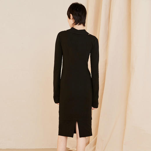6944600127702 MO&Co.edition春季新款商场同款意大利进口纱线V领镂空修身针织小黑裙 商品图2