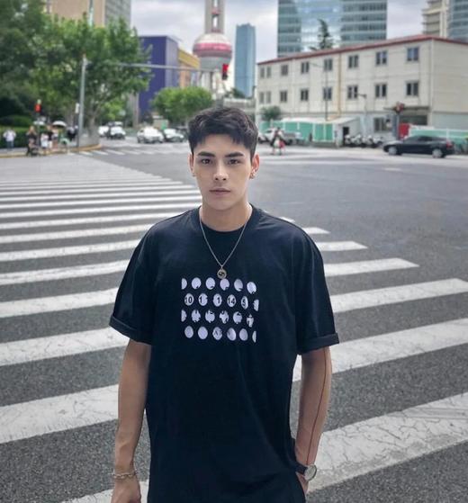 马吉拉镂空圆洞数字圆领短袖T恤 商品图2