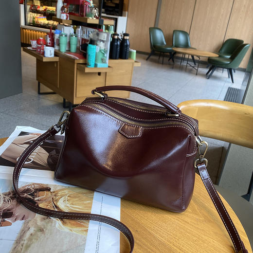 【预售3天】2025新款大容量单肩斜挎包宽肩带软休闲手提波士顿包5104-D 商品图5