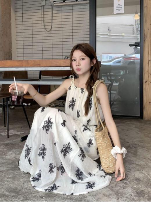 🎯温柔到骨子里的【澳克里斯天丝提花清冷感重工刺绣套装】❗️上身一整个清冷气质的温柔感~ ✅每次穿出门都被追着问链接📢那种被夸到不好意思的快乐，全靠它给 商品图1