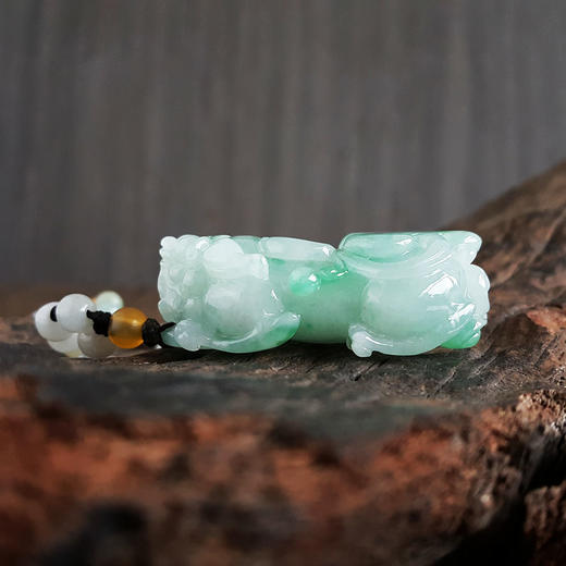 【天然正品】天然细腻糯种青白飘辣阳绿貔貅翡翠吊坠项链090425AH40 现售价：2180 商品图8