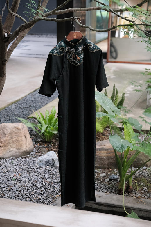 盛唐牡丹| 真丝罗底香云纱手绣如意云肩旗袍 商品图0