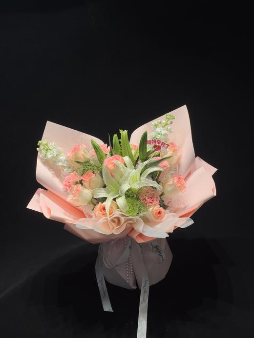 【母亲节】爱莎·百合绮梦（康乃馨4朵+艾莎玫瑰8朵+紫罗兰2枝+配花）可备注送货时间 商品图1