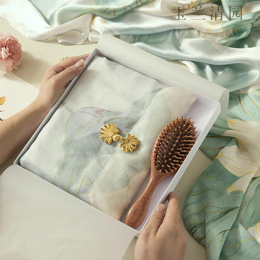 【🎁母亲节精选礼】✨披肩丝巾&檀木气垫梳&胸针&郁金香花束任选礼盒，高级感满分，送妈妈的温暖心意💝丝巾母亲节礼物 不选贵&只选合适！ 商品图2