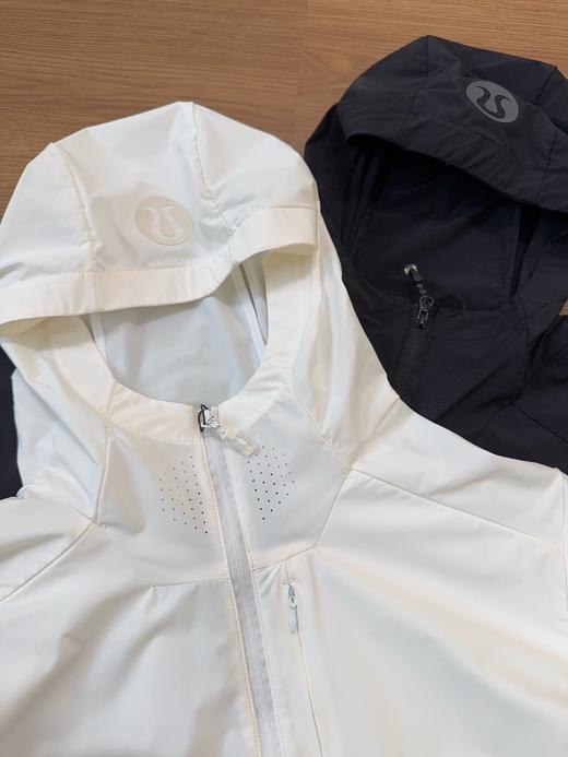 点此购买 lululemon露露春夏季男女训练款连帽防晒外套 ggd 317799 商品图9