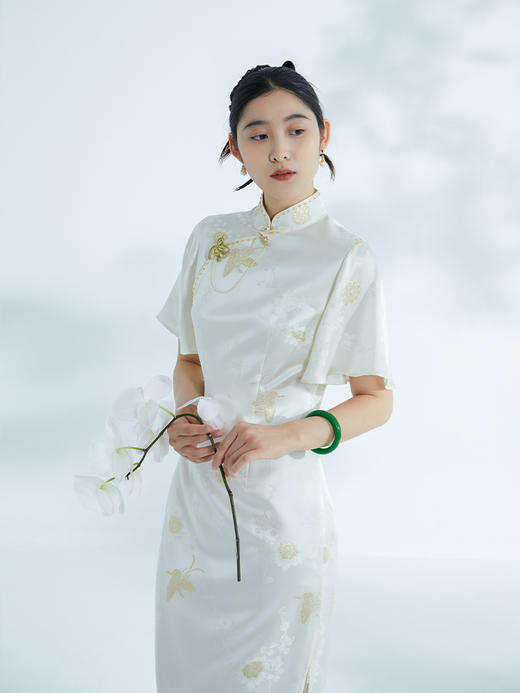 荷言HEYEN 芷露 真丝蝴蝶织金提花旗袍米白色小喇叭袖手工盘扣高级定制 商品图2