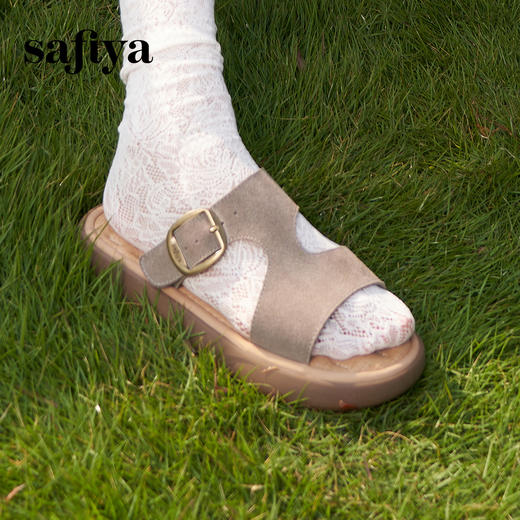 Safiya/索菲娅2025踩屎感复古勃肯外穿休闲百搭防滑平底拖鞋SFD2110166/SFD2110M66 商品图3