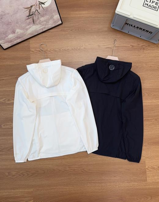点此购买 lululemon露露春夏季男女训练款连帽防晒外套 ggd 317799 商品图8