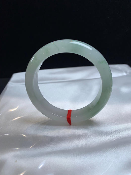 612877，54.5冰飘绿手镯，整体清新干净，飘菠菜绿 条形也不错 ，很均匀 商品图1